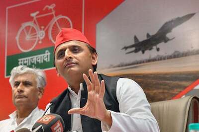 Akhilesh Yadav Removes Kid Gloves, Makes First Attack on Congress For Not Joining SP-BSP Alliance