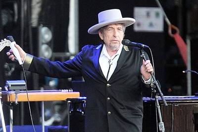 Stephen King Backs Bob Dylan's Nobel Prize Win