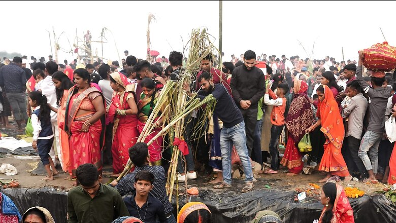 Delhi: Chhath Puja Concludes as Devotees Pay Obeisance to Rising Sun
