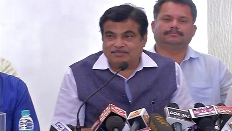 Gadkari Encourages Citizens to Click Pics of Illegally Parked Cars, Promises Reward