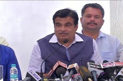 Gadkari Encourages Citizens to Click Pics of Illegally Parked Cars, Promises Reward
