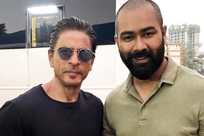 Shah Rukh Khan Looks Suave in Black Jersey and Aviator Sunglasses in Viral Pic from Pathan Sets