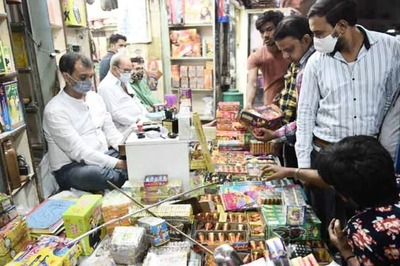 Complete Ban on Bursting, Sale of Firecrackers Up to January 1 in Delhi