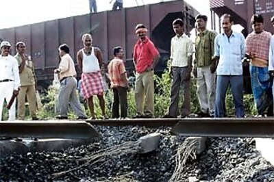 Naxals attack railway station, blow up tracks in Bihar