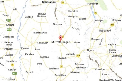 Woman commits suicide by jumping before train with three minor daughters