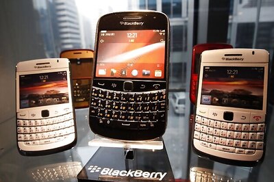 Struggling BlackBerry maker RIM begins job cuts