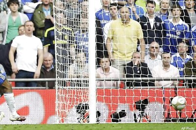 Chelsea beat Bolton, Man U lag behind