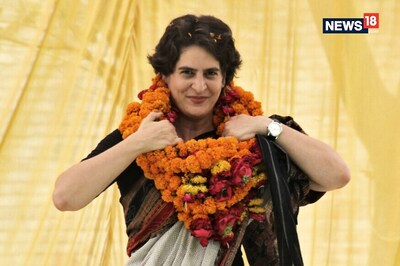 Priyanka Gandhi Greeted With Pro-Modi Slogans at Indore Roadshow; Here’s How She Reacted