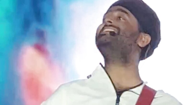 Arijit Singh Sings Coke Studio's Pasoori at Concert and Fans Can't Get Enough of it