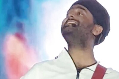 Arijit Singh Sings Coke Studio's Pasoori at Concert and Fans Can't Get Enough of it