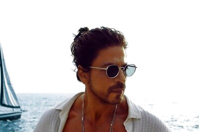 SRK in SHOCK After Woman Tells Him ‘Mujhe Aapse Gale Milne Ka Koi Shauk Nahi’ in Viral Video; Watch