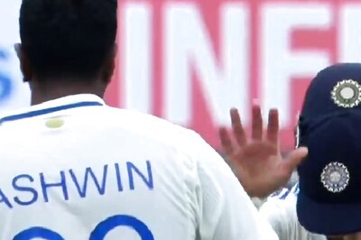 Virat Kohli Bows Down to Ravichandran Ashwin After Veteran Off-spinner Equals Shane Warne's Record: WATCH