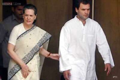 Sonia, Rahul congratulate AAP for landslide victory