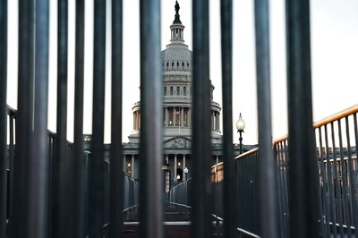 US Senate Moves Toward Possible Tuesday Coronavirus Vote, Pelosi Sees Deal 'On Principles'