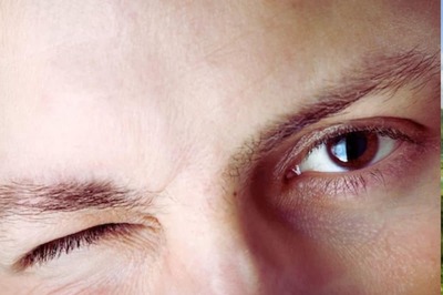 Why Both Human Eyelids Blink At The Same Time
