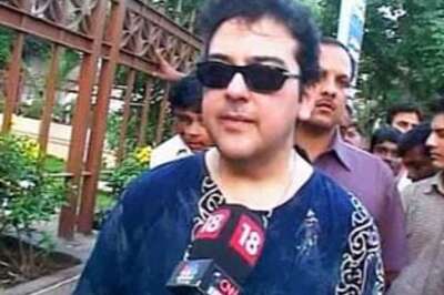 Try out-of-court settlement with wife, court tells Adnan