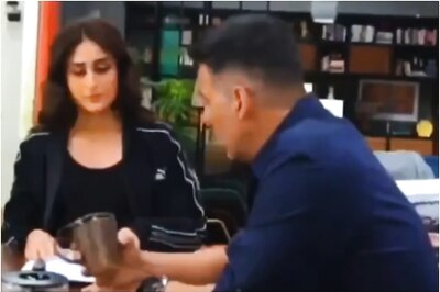 Akshay Kumar Totally Surprises Kareena Kapoor with His Prank, Watch Video