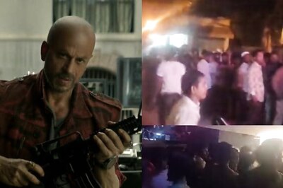 Jawan Fever: Die-Hard SRK Fans Line Up Outside Ticket Counters at 2 AM To Book Tickets, Watch