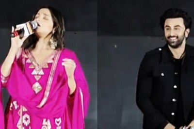 Alia Bhatt Leaves Ranbir Kapoor Blushing As She Dedicates These Lines from Kesariya to Him, Watch