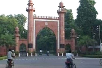 AMU students protest police excesses at JNU campus, condemn anti-national slogans
