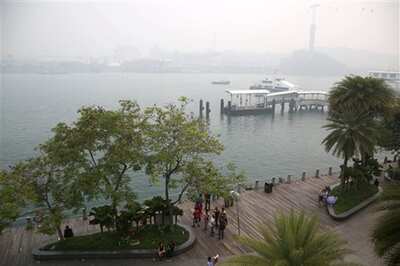 Singapore schools in emergency shutdown as air quality worsens