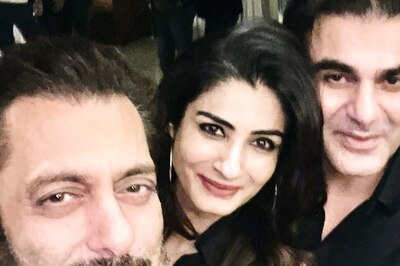 Salman Khan Clicks a Bunch of Selfies With Raveena Tandon, Latter Says 'The Goofiness Never Stops'