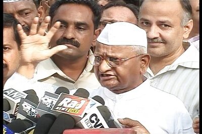 Anna decides not to accept fund despite Kejriwal's offer