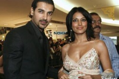 John takes mom to Oscar, not Bipasha