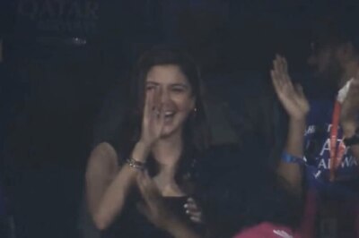 Anushka Sharma Delighted as Glenn Maxwell Removes CSK Skipper Ruturaj Gaikwad off the First Ball of RCB's Defense