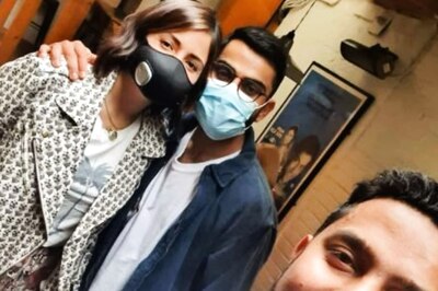 Anushka Sharma and Virat Kohli Pose for Selfie at an Indian Street Food Joint in Leeds