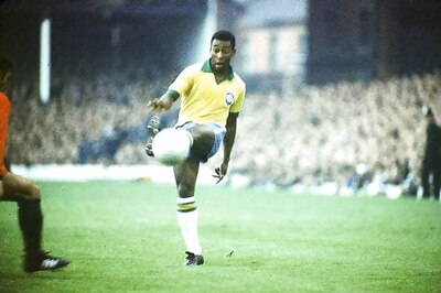 Pele to auction off World Cup winner's medals