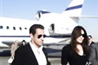 Sarkozy, girlfriend kick off a private visit to Egypt