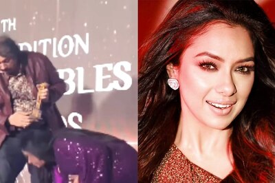 Viral! Rupali Ganguly's Humility Wins Hearts As She Touches Feet of Veteran Journalist at Award Show