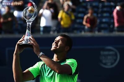 Tsonga beats Federer to lift Rogers Cup