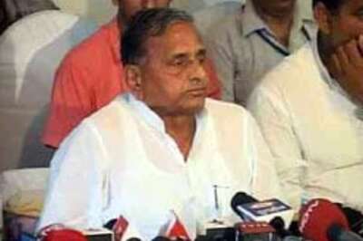 Mulayam holds emergency Cabinet meeting