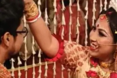 Kolkata Bride Puts 'Sindoor' on Groom in Novel Wedding Without 'Kanyadaan'