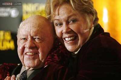 Mickey Rooney's wife, estate tussle over actor's remains