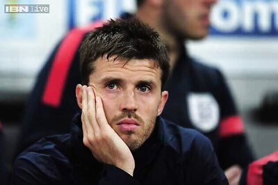 Michael Carrick signs new deal with Manchester United