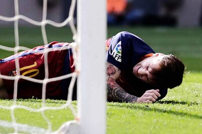 Lionel Messi injured in Barcelona's 2-1 win over Las Palmas