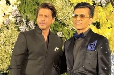 Shah Rukh Khan Steals Hearts With His Dimples and Man Bun at Anand Pandit's Daughter's Wedding; Watch