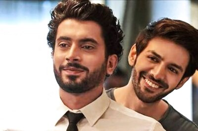 Watch: Kartik Aaryan, Sunny Singh Enjoying Street Food At Juhu Are Friendship Goals