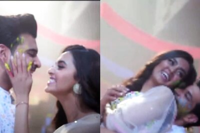 Karan Kundrra Lifts Tejasswi Prakash in Arms, Applies Gulaal on Her Face As TejRan Play Holi; Watch