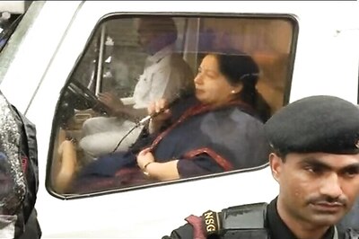 Tamil Nadu CM Jayalalithaa's convoy stuck due to heavy rains, death toll 71, no respite from downpour in South India