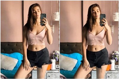 Pooja Hegde Flaunts Her Abs In This Mirror Selfie, See Pic