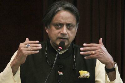 Unfair to Burden Sonia, Many in Congress Hope Rahul Gandhi Agrees to Return as Chief: Shashi Tharoor
