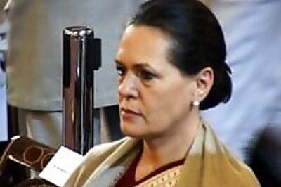 Cong backs PM, Sonia prepares backstage for polls