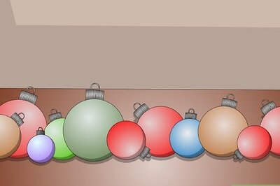 How to Sponge Paint Windows for the Holidays