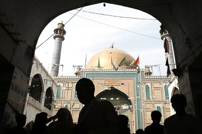 Lahore Shrine Bombing: 300 Suspects Arrested in Pakistan