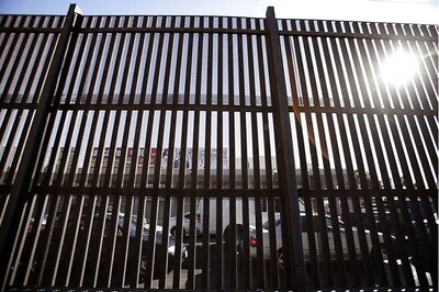 Mexican Migrant Requesting Asylum Slits Own Throat at US Border after Being Turned Away