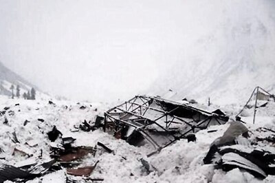 5 Killed as Vehicle Comes Under Avalanche in Jammu and Kashmir